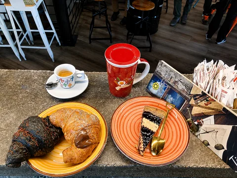 Colazione al Kairos: caffè, cappuccino e paste fresche