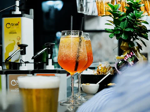 Cocktail arancioni preparati al bancone del bar