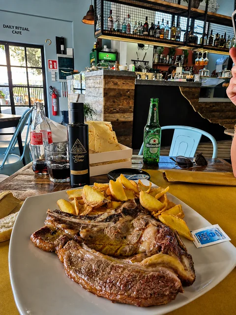 Tagliata con patatine servita al tavolo del Kairos
