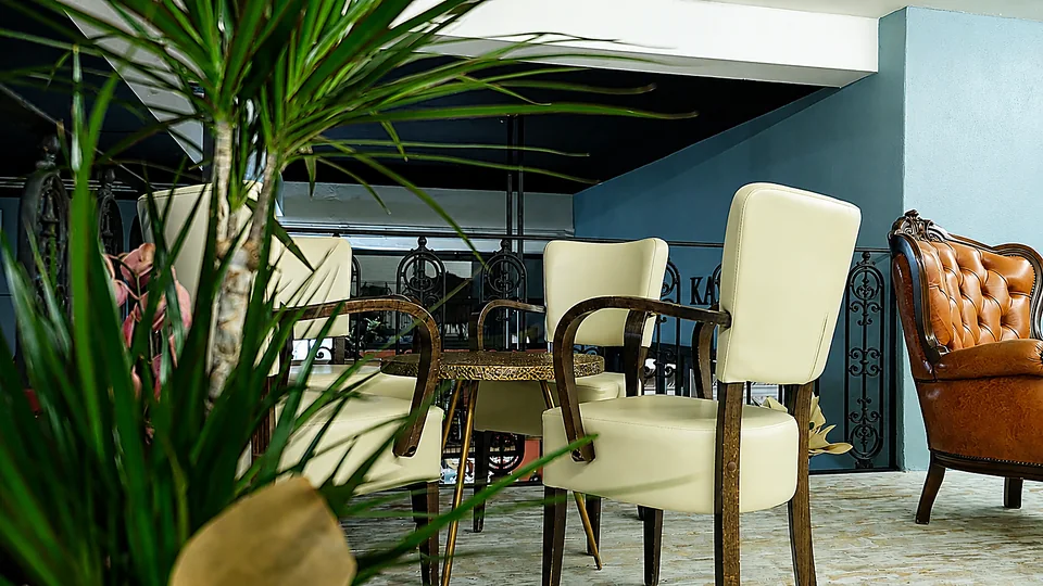 L'area lounge del Kairos con sedie bianche e piante