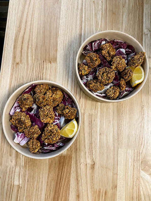 Bowl con bocconcini croccanti e radicchio