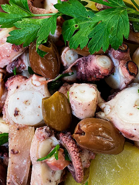 Insalata di polpo con olive e patate